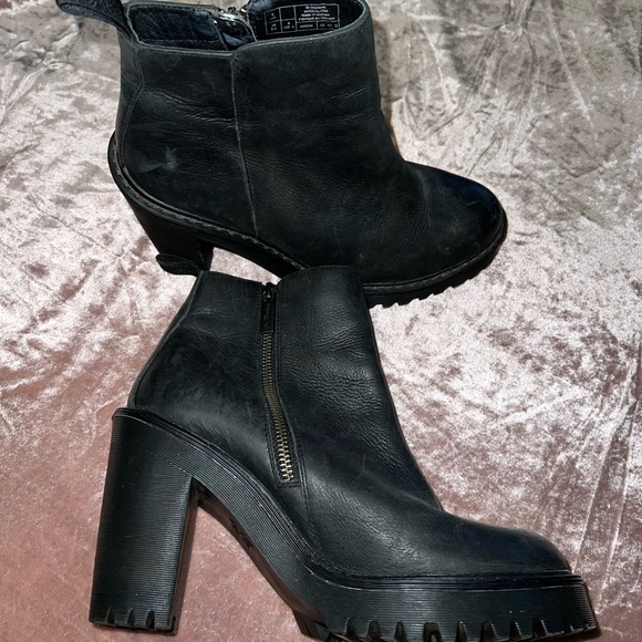 Dr Marten’s Magdalena black leather platform booties size 8 fit like a 9 - Picture 13 of 15